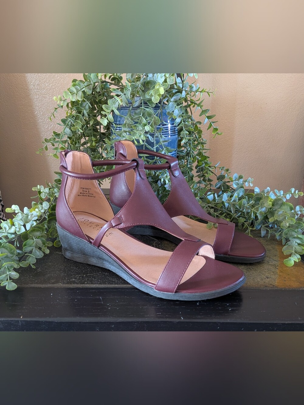 NWT! Journee Collection Womens Wedge Sandals Size 9M in WINE
